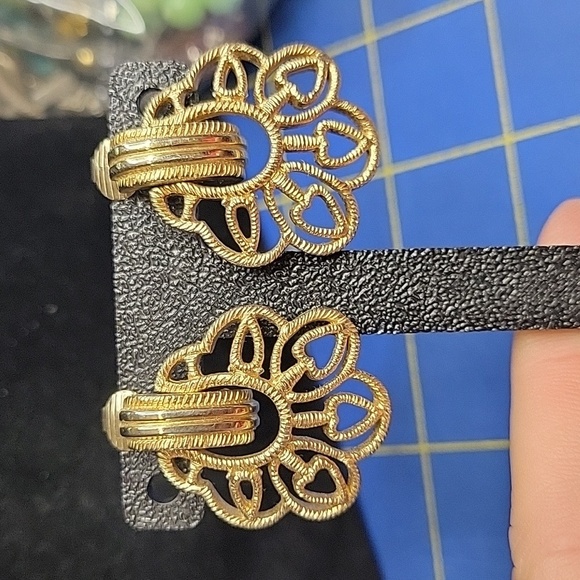 1980s Vintage Gold Tone Heart Floral Clip On Earrings - Picture 3 of 6